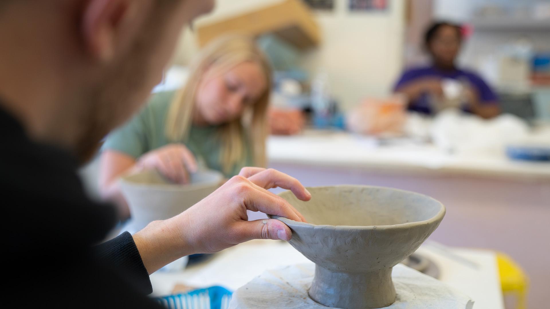 艺术学生制作陶瓷碗